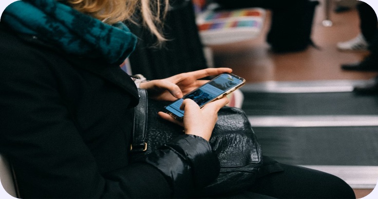 Una persona usando el teléfono en una cafetería