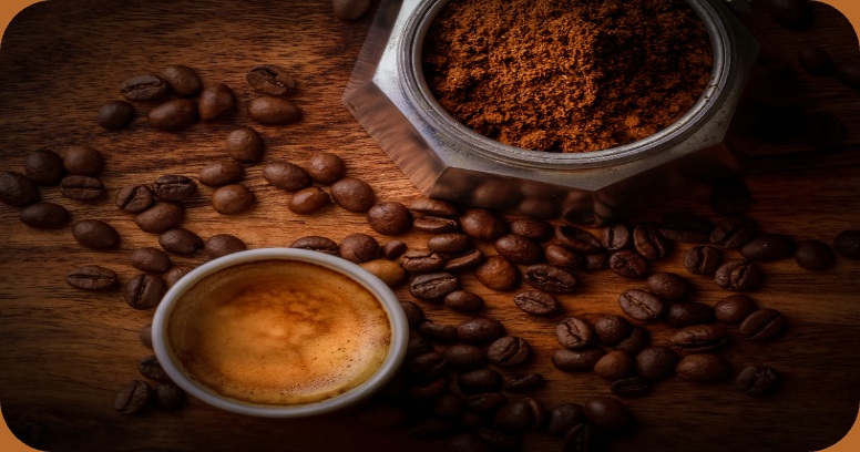 Café recién preparado sobre una mesa
